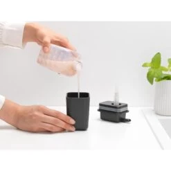 Brabantia SinkSide Zeepdispenser - Dark Grey 7 Brabantia SinkSide Zeepdispenser - Dark Grey -Marskramer Verkoop 102 2503 3 1