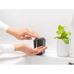 Brabantia SinkSide Zeepdispenser - Dark Grey 8 Brabantia SinkSide Zeepdispenser - Dark Grey -Marskramer Verkoop 102 2503 4 1
