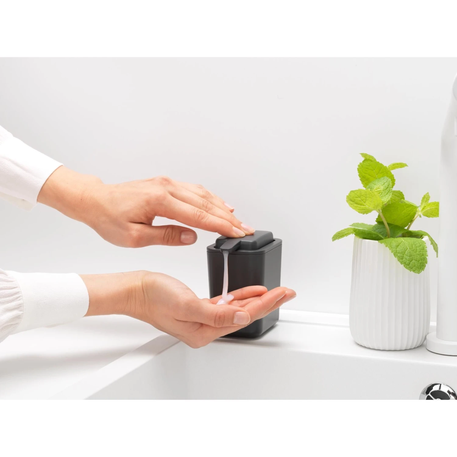 Brabantia SinkSide Zeepdispenser - Dark Grey 4 Brabantia SinkSide Zeepdispenser - Dark Grey - Afbeelding 4